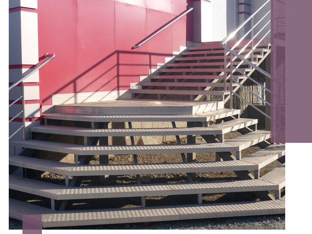 Лестницы для магазина в Бийске — изготовление и монтаж