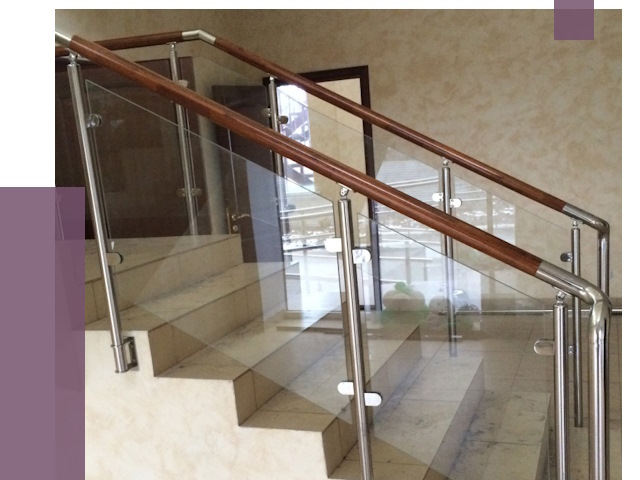 Комбинированные перила из металла и дерева в Бийске