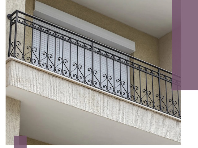 Балконные ограждения из металла и стекла в Бийске для домов