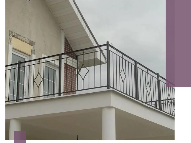 Изготовление балконных ограждений в Бийске из металла и стекла