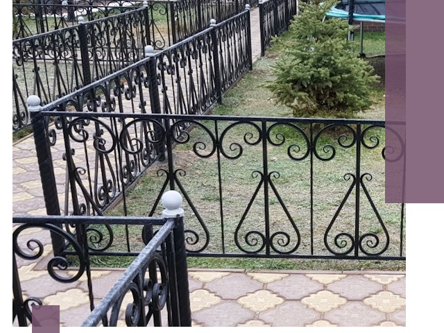 Кованые газонные ограждения под ключ в Бийске